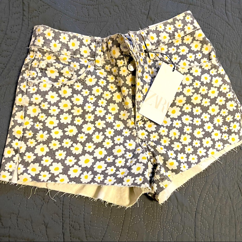 Zara Daisy Print straight shorts